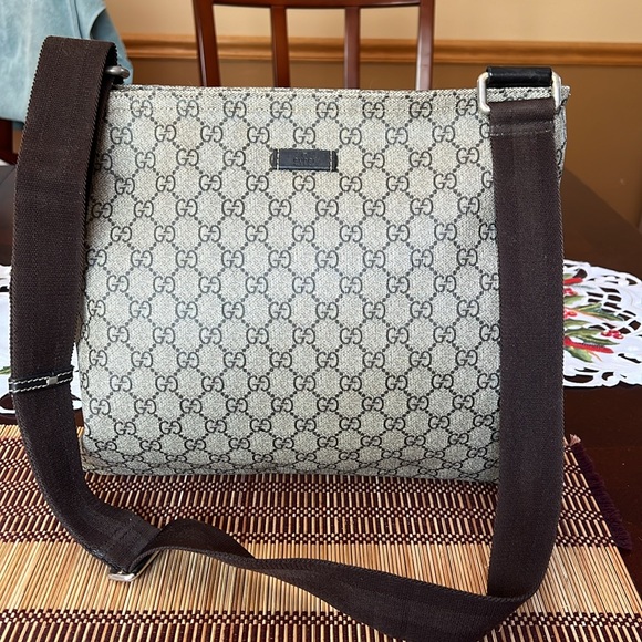 Gucci GG Messenger Crossbody Bag - Picture 4 of 16
